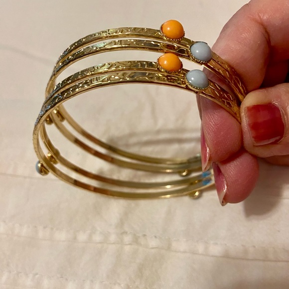 Pretty set of 4 Bangles with colored beads. - Picture 4 of 9